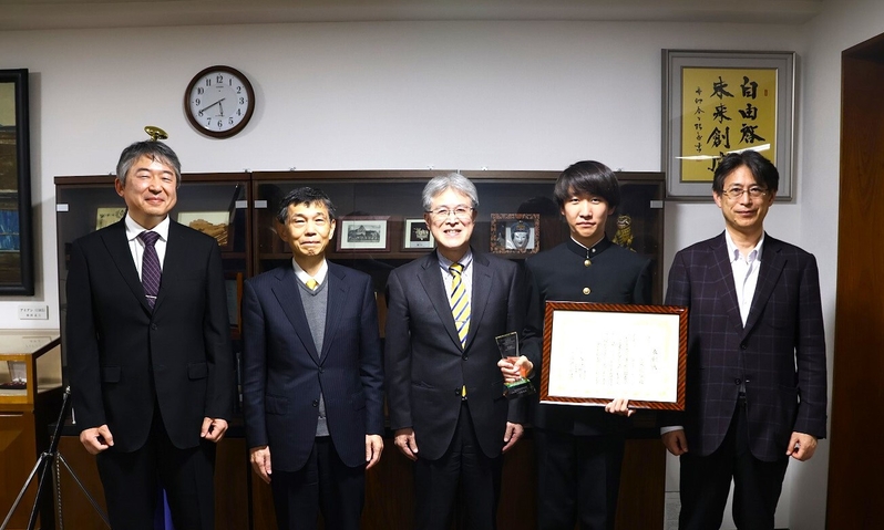 （左から）粟井教授、塩尻理事、日詰学長、小泉さん、下村教授