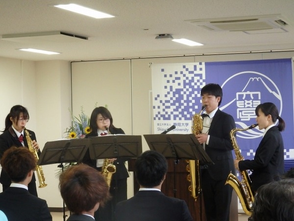 ▲ 静岡大学吹奏楽団による演奏 (静岡キャンパス)