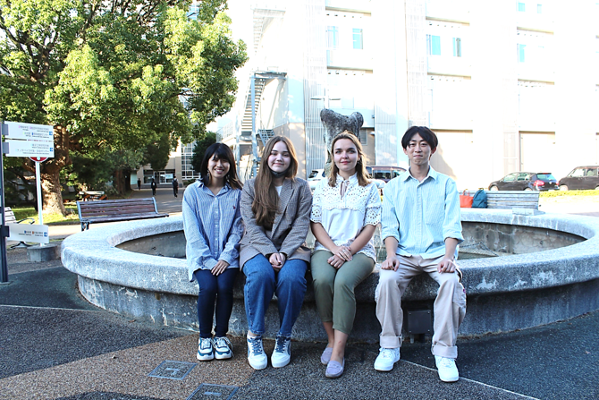 ダリアさん(中央左)、アンナさん(中央右)とチューター学生の祐加さん（左端）、晃介さん