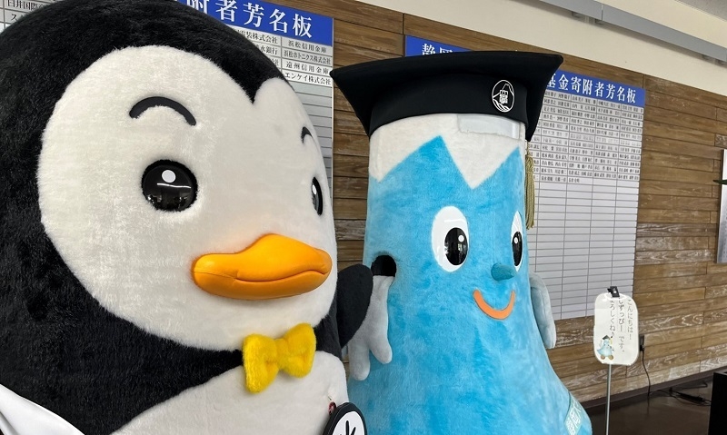 更生ペンギン「ホゴちゃん」（左）とキャンパスキャラクター「しずっぴー」