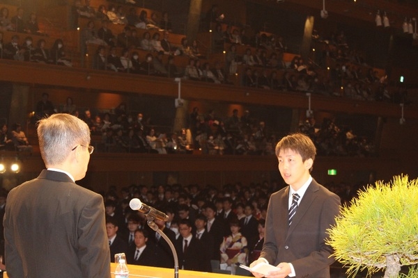 卒業生・修了生を代表して理学部 小縣　一輝 さんから謝辞がありました。