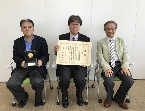  ▲ 木村理事(左) 小野教授(中央) 三村秀典電子工学研究所長(右) 