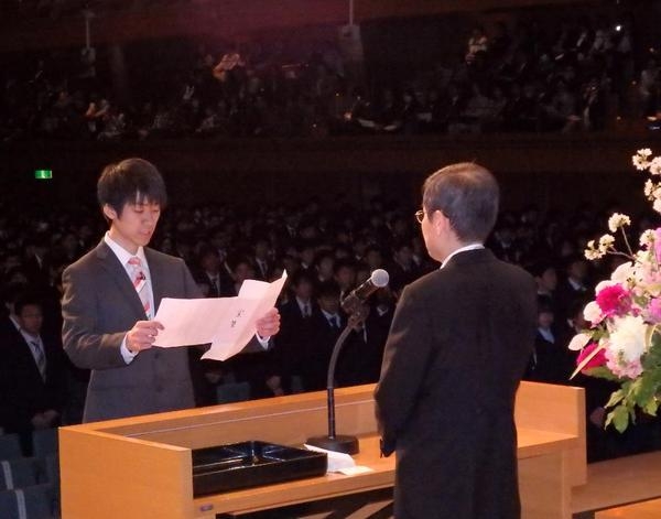  学部入学生代表者　情報学部の角田 一星(つのだ いっせい)さんから入学生宣誓がありました。 