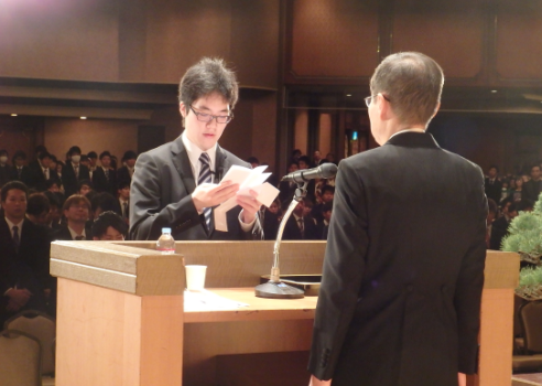 卒業生・修了生を代表して情報学部 安孫子 悠 さんから謝辞がありました。