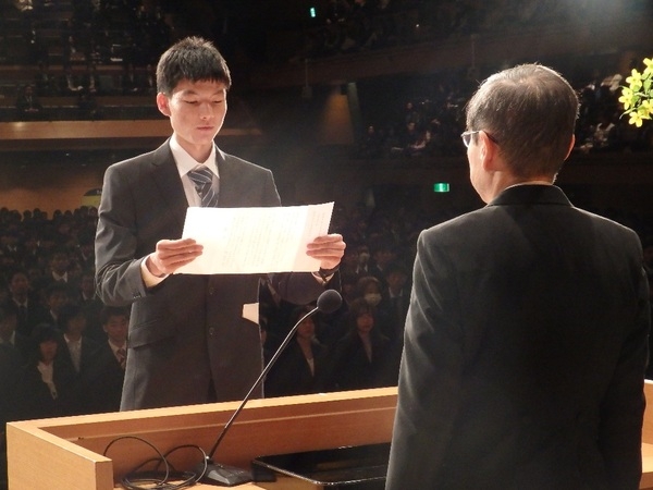  学部入学生代表者　工学部の竹内　和希さんから入学生宣誓がありました 