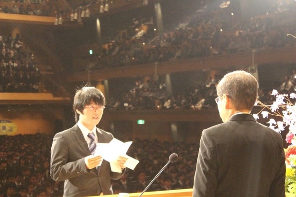 大学院入学生代表者　総合科学技術研究科情報学専攻の黒田　和矢(くろだ かずや)さんから入学生宣誓がありました。
