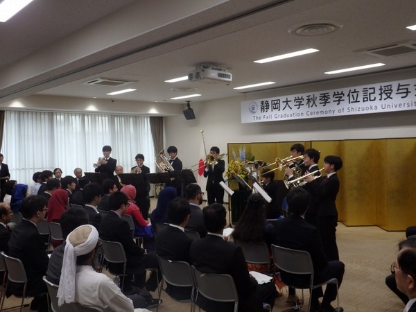 ▲ 静岡大学吹奏楽団による演奏 (浜松キャンパス)