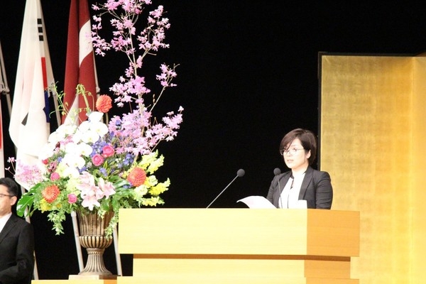 人文学部卒業生の広瀬　恭子（ひろせ　きょうこ）さんから先輩からの歓迎の言葉がありました。