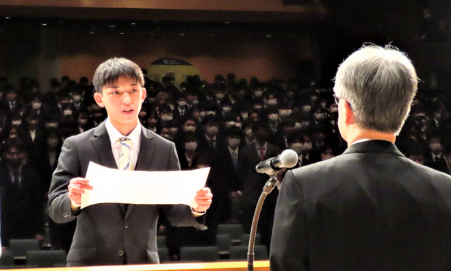 第１部入学生代表者　工学部の松田 成永さんから入学生宣誓がありました