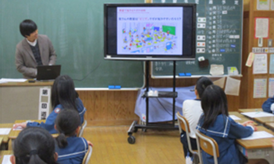 静岡県浜松市立気賀小学校での授業の様子 （ 気賀小学校のWEBより引用 ）