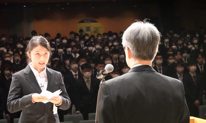 第２部入学生代表者　人文社会科学部の香髙 百柚さんから入学生宣誓がありました