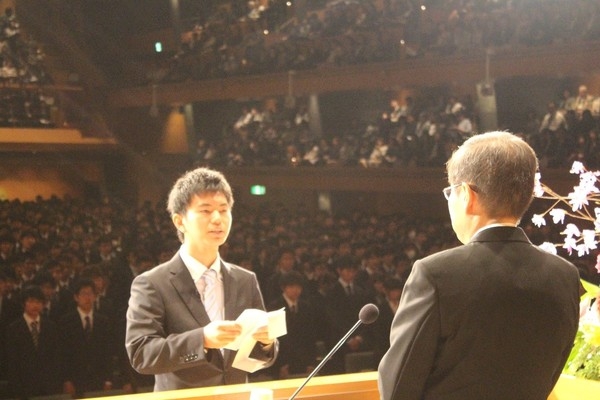  学部入学生代表者　理学部の相原　柊介(あいはら しゅうすけ)さんから入学生宣誓がありました。 