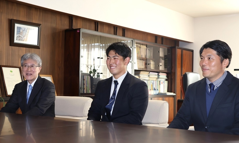 左から日詰学長、佐藤さん、高山監督