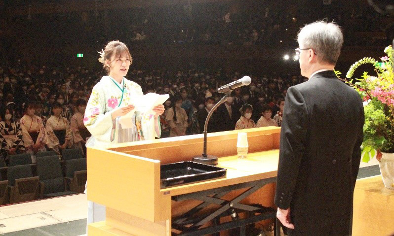 静岡地区の卒業生・修了生を代表して、人文社会科学部 鈴木 紫陽 さんから謝辞がありました