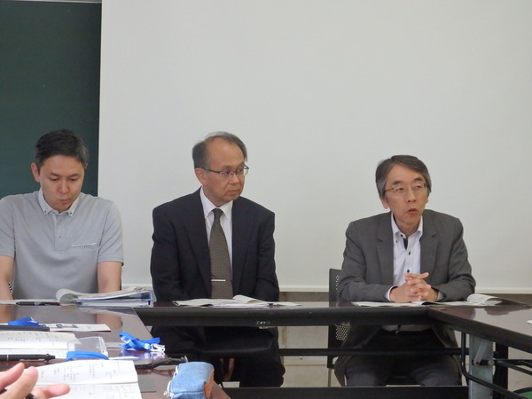 ▲プロジェクトについて説明する丹沢理事(右)、菅野センター長(中央)、山本教員(左)