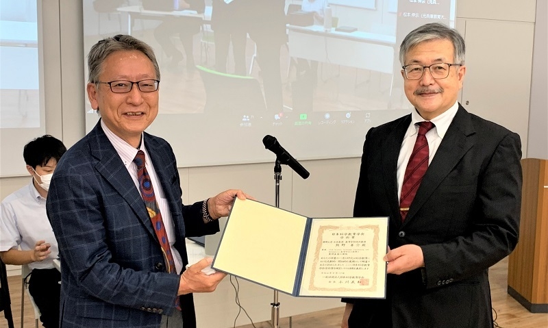 ▲学術賞を受賞した熊野名誉教授（右側）