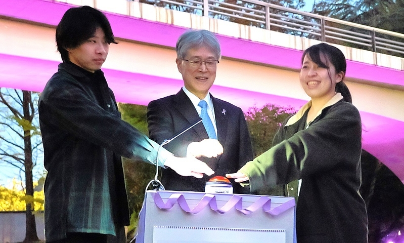 スイッチを押す日詰学長（中央）、富安さん（向かって右）、 壽浅さん（向かって左）