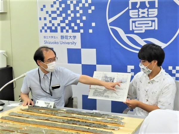 ▲研究結果を発表する 北村晃寿教授(左)