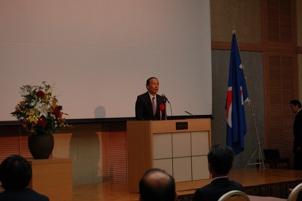  挨拶する天野静岡県経済産業部長代理 