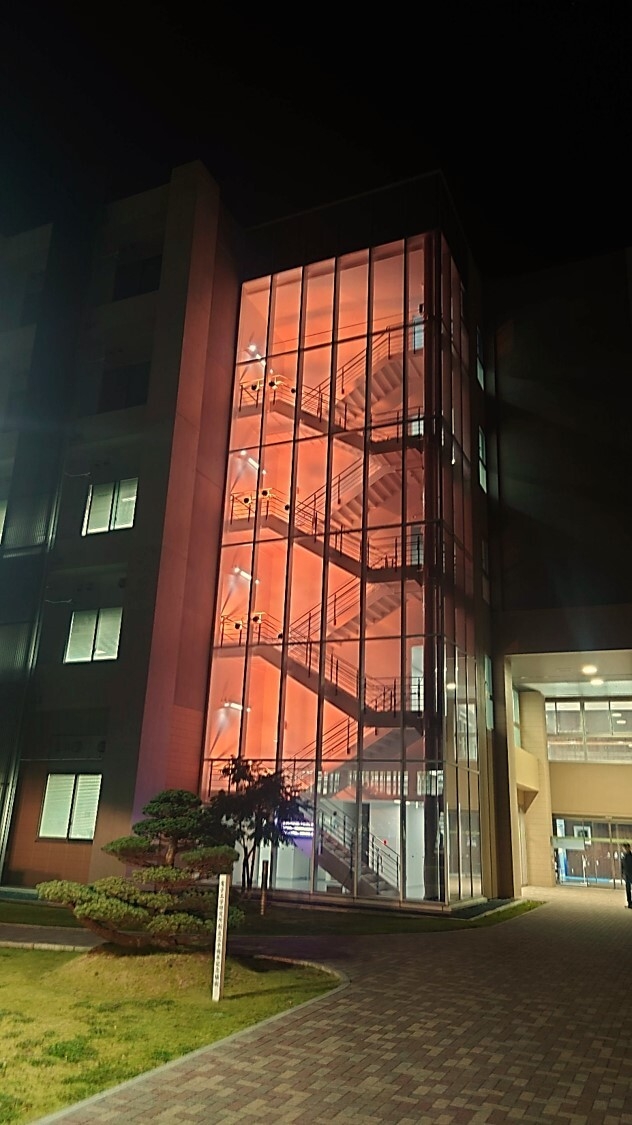 ▲鮮やかなオレンジ色の電子工学研究所棟