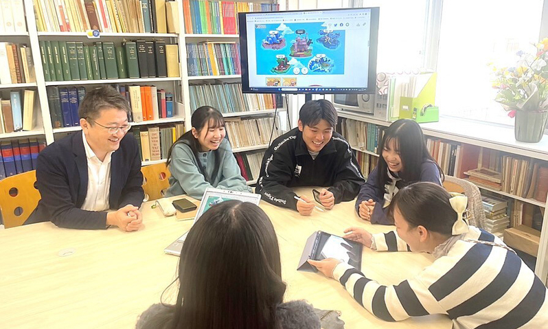 ▲防災教育について研究する藤井研究室の学生たちが開発に携わりました