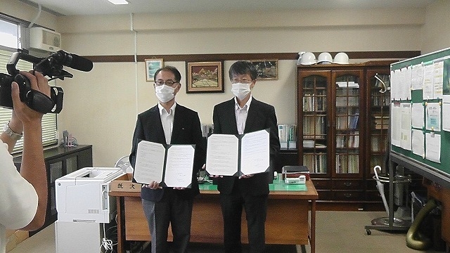左から鈴木安雄榛原高校校長、熊倉啓之静岡大学教育学部長