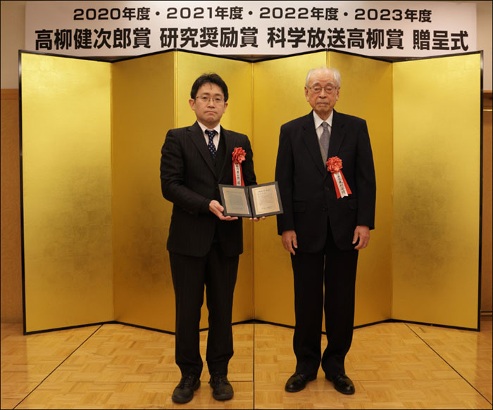  贈呈式（左が香川教授） 