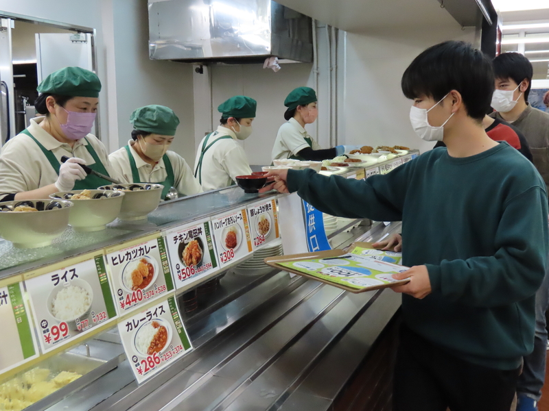  100円夕食を購入する学生 