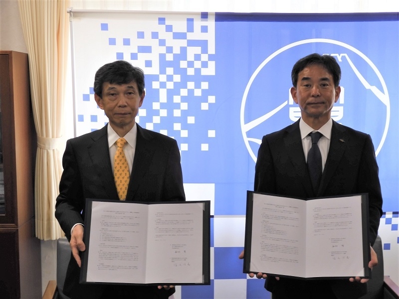 塩尻信義未来社会デザイン機構長（左）、西村等富士山静岡空港株式会社代表取締役社長（右）