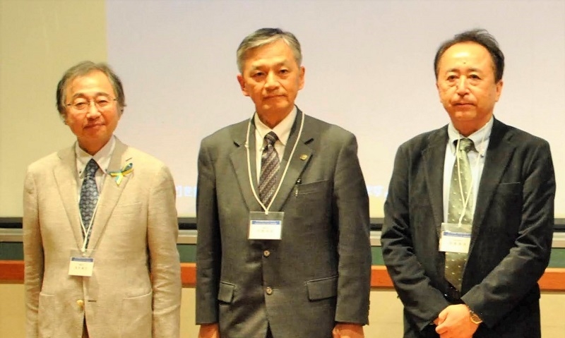 左から坂本教授、同時受賞者の宇野英満愛媛大学教授、柘植顕彦学会長