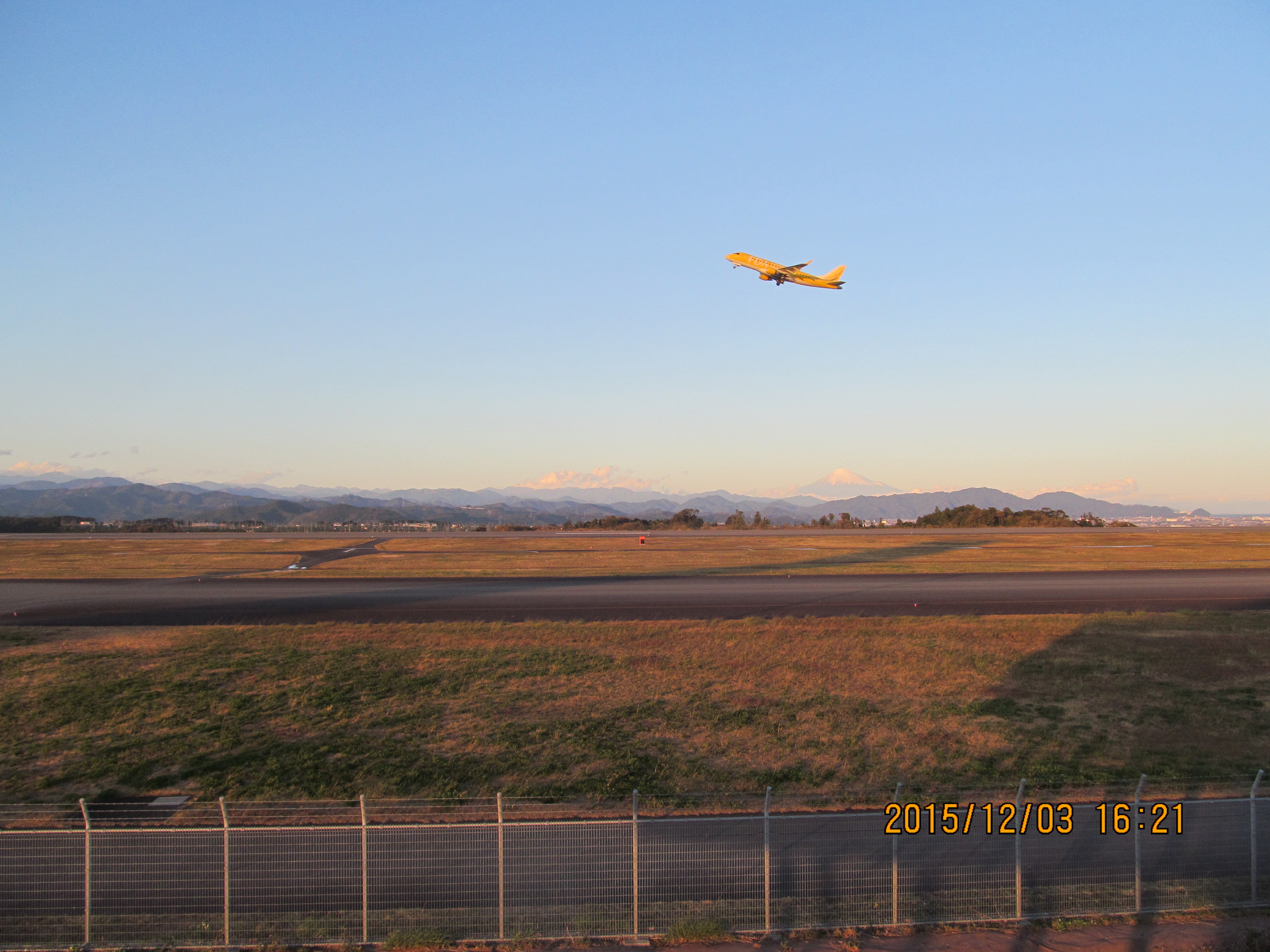 富士山静岡空港を飛び立つFDA機