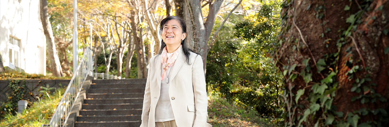 [写真]教授 白井 千晶 SHIRAI Chiaki